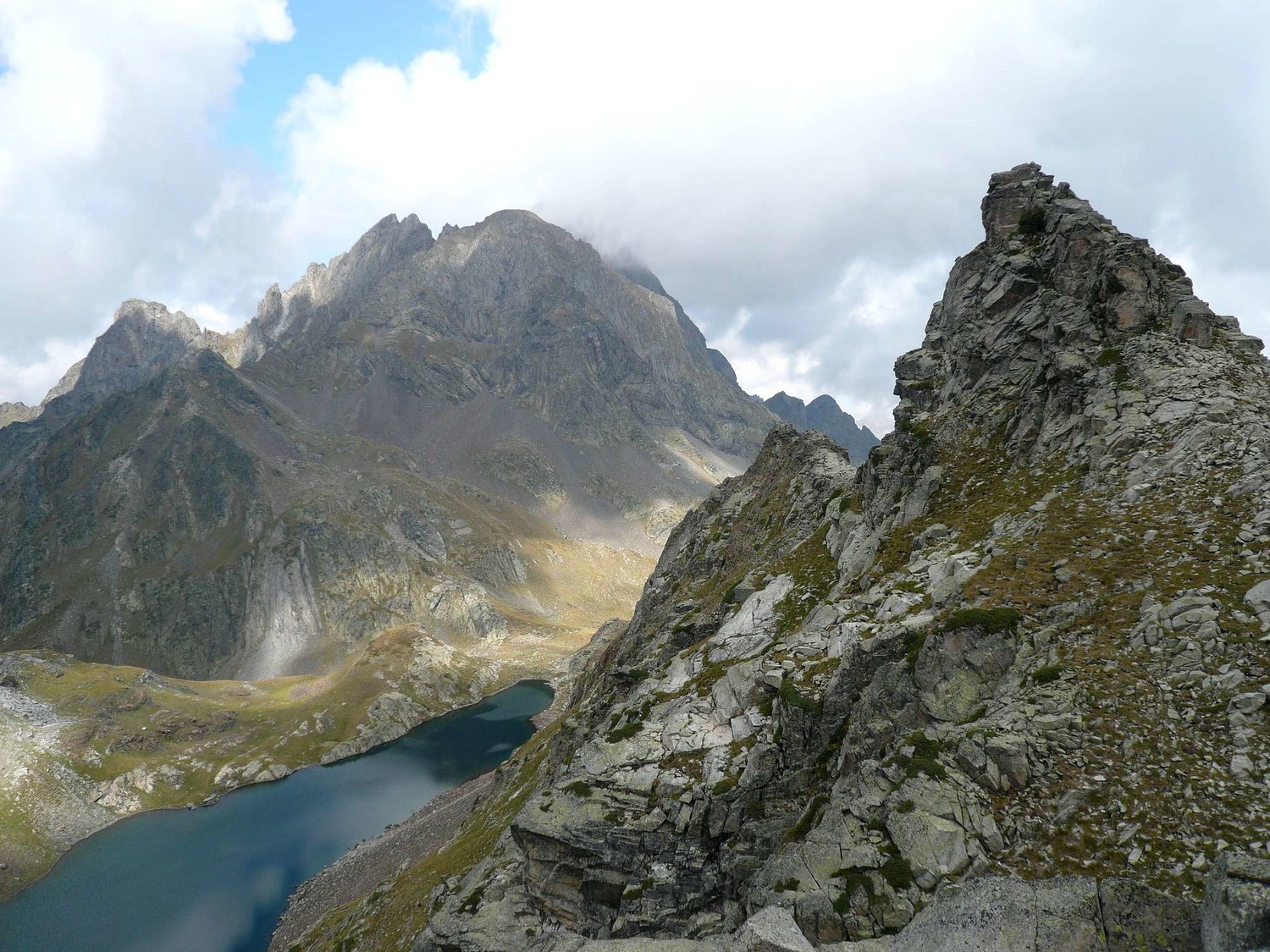 Lac d'Arrious et son pic (droite), pic Arrious (au centre)