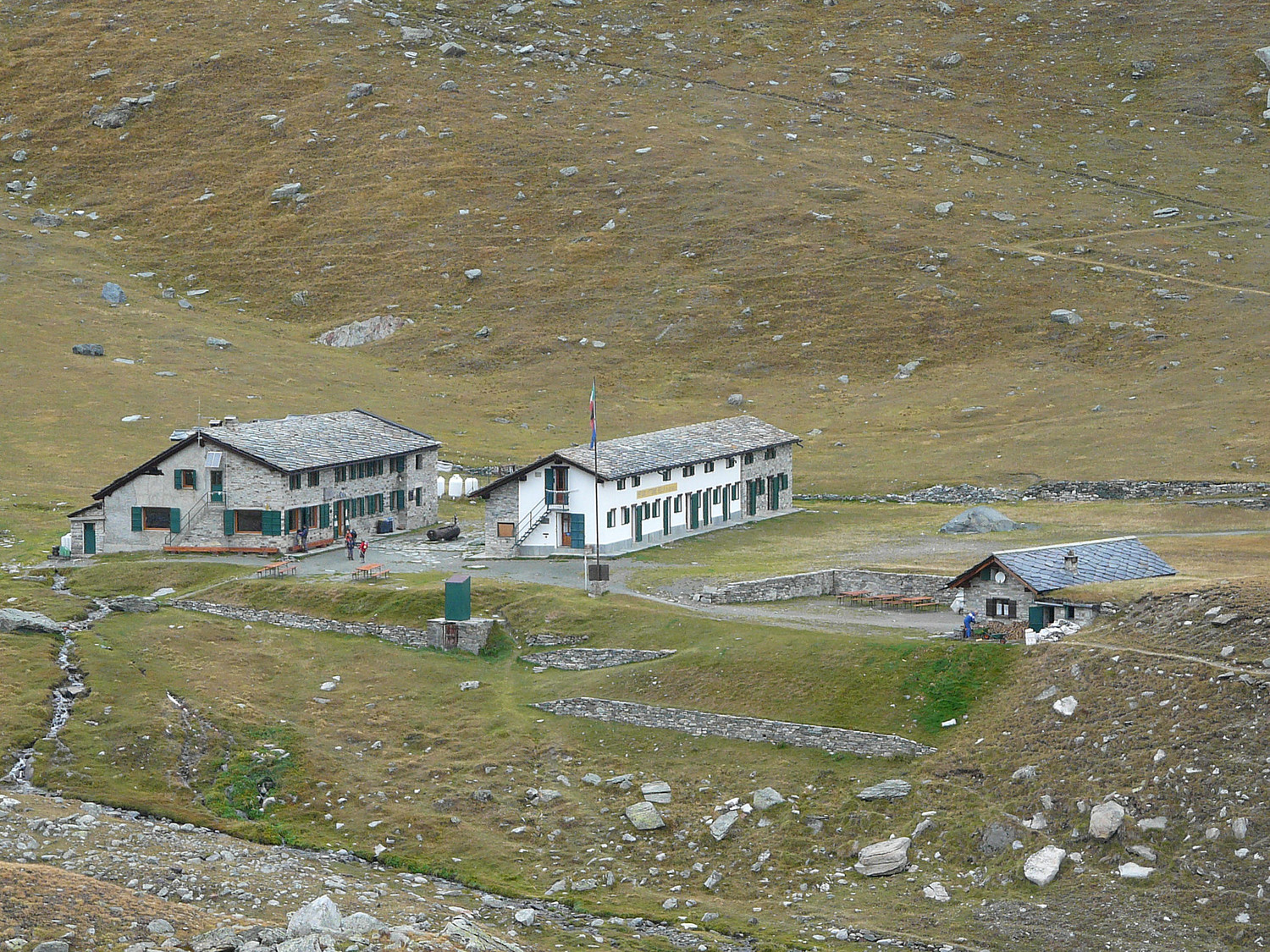 Refuge Vittorio Sella (refuge d'hiver bâtiment blanc, en haut de l'escalier)