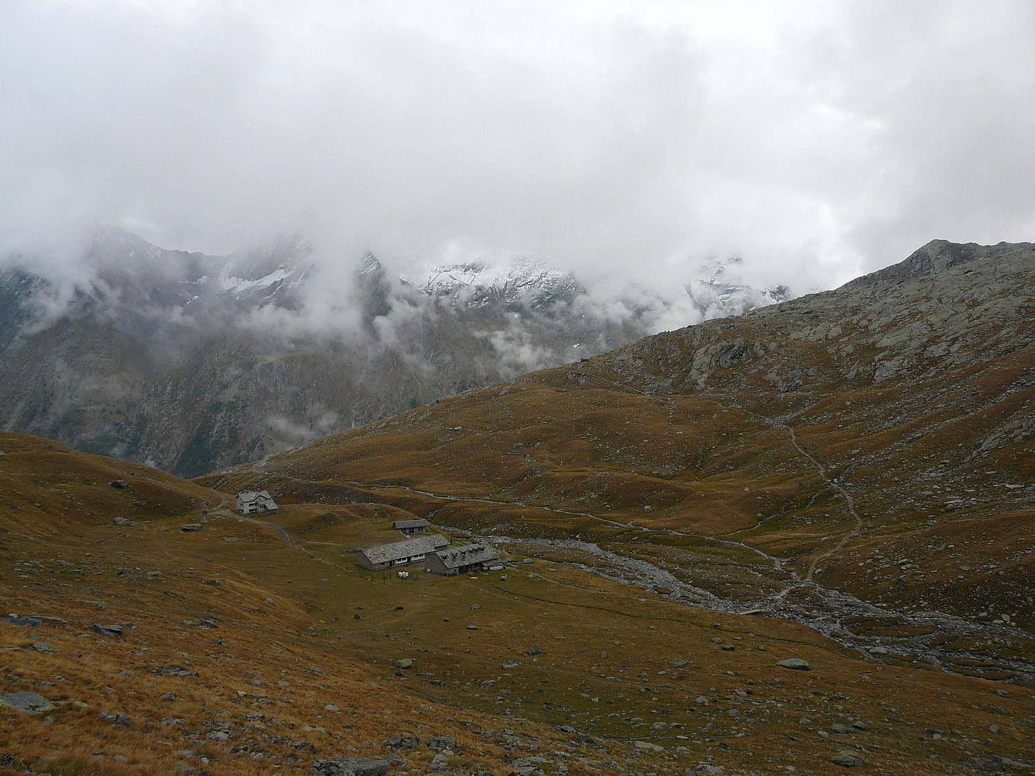 Refuge Vittorio Sella avec le début du chemin de la traversée vers le vallon d'Hébertet