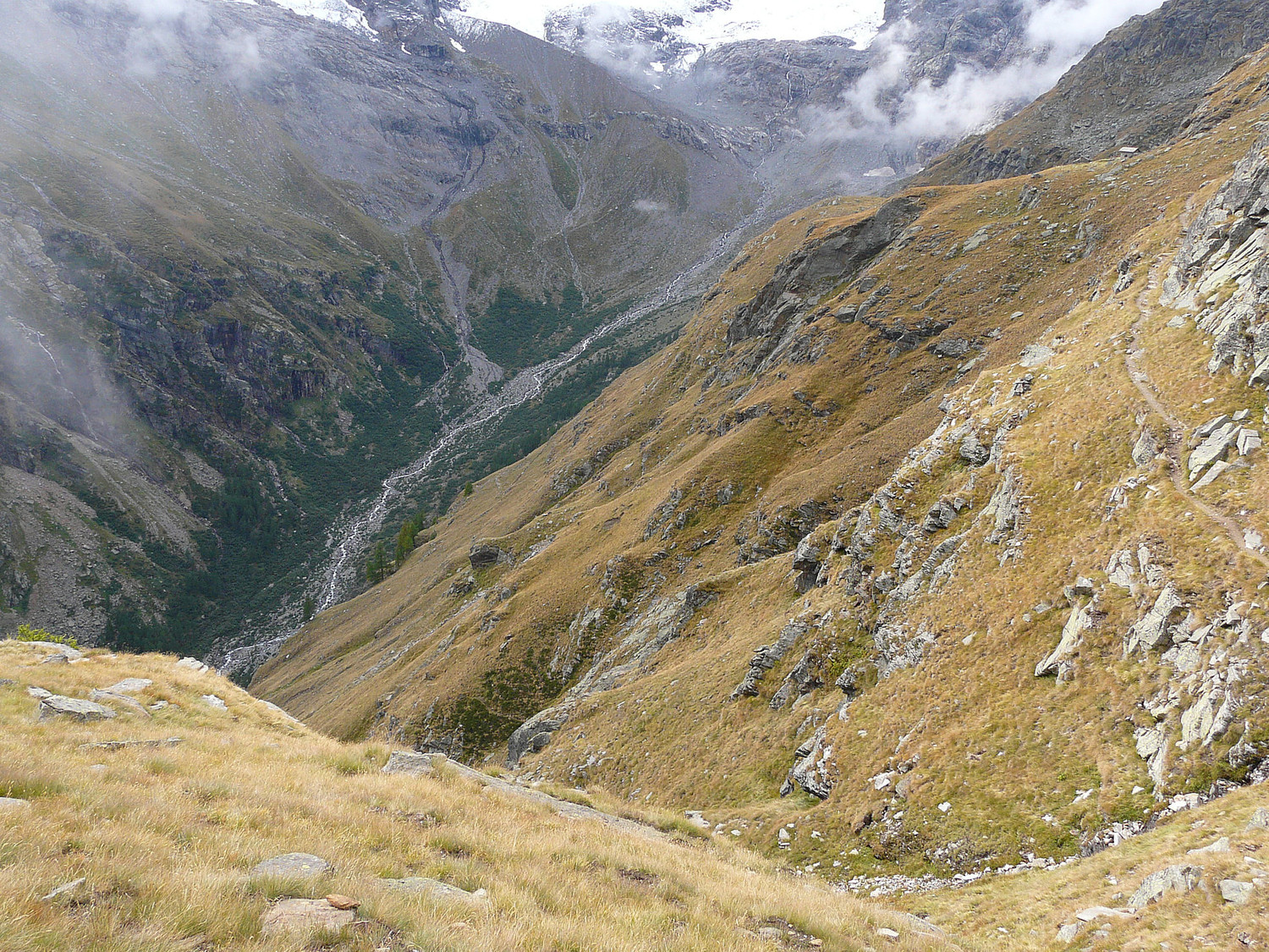 Le fond du vallon de Valnontey (le chemin à droite avant la grande descente)