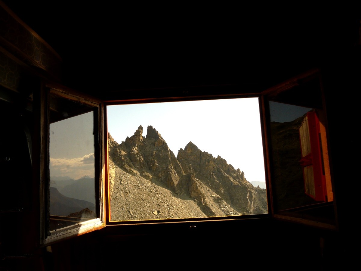 La vue par la fenêtre du Bivouac Bertoglio