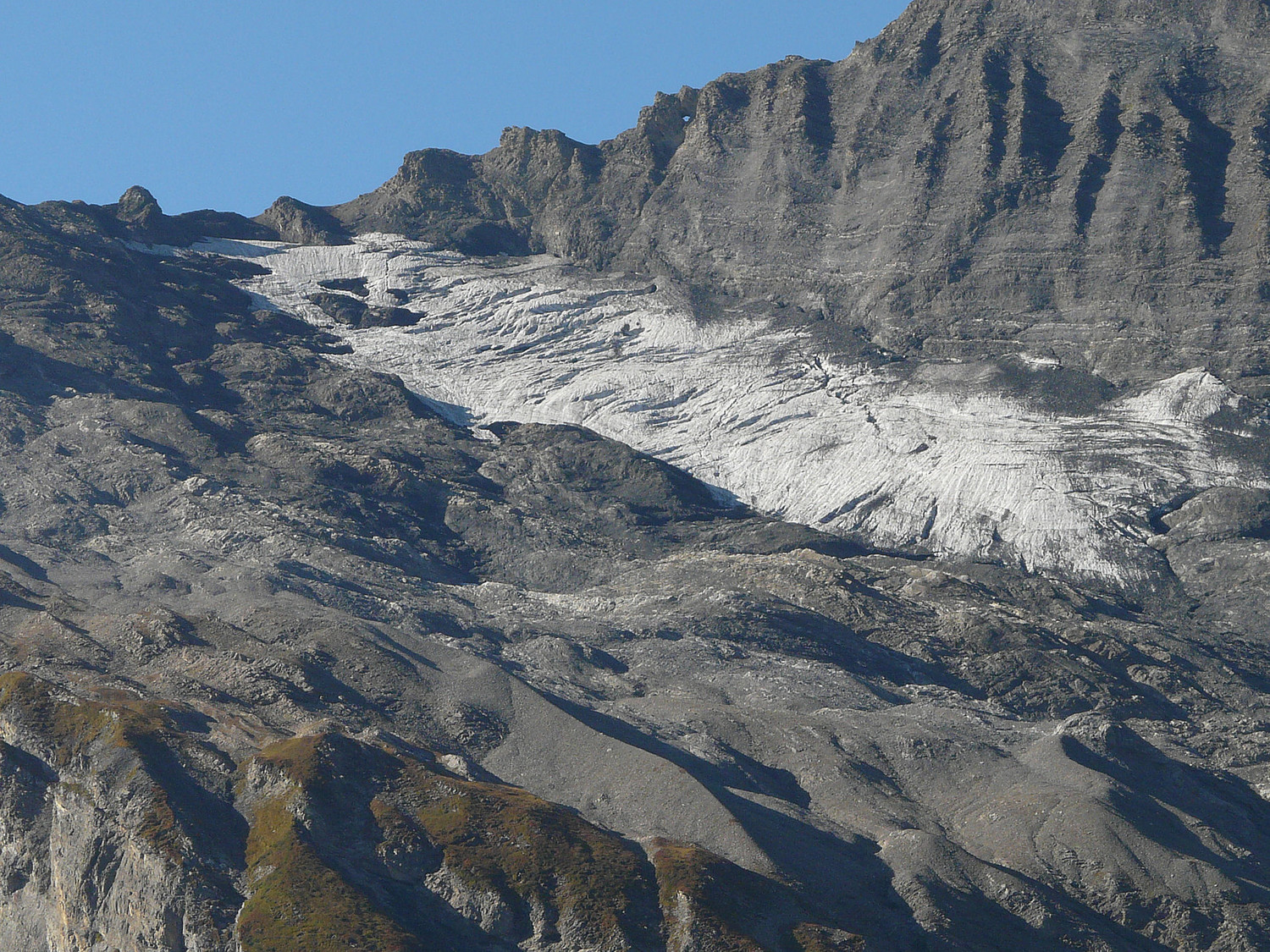 Le glacier de la Finive et l'Oeil de Boeuf visible sous l'arête
