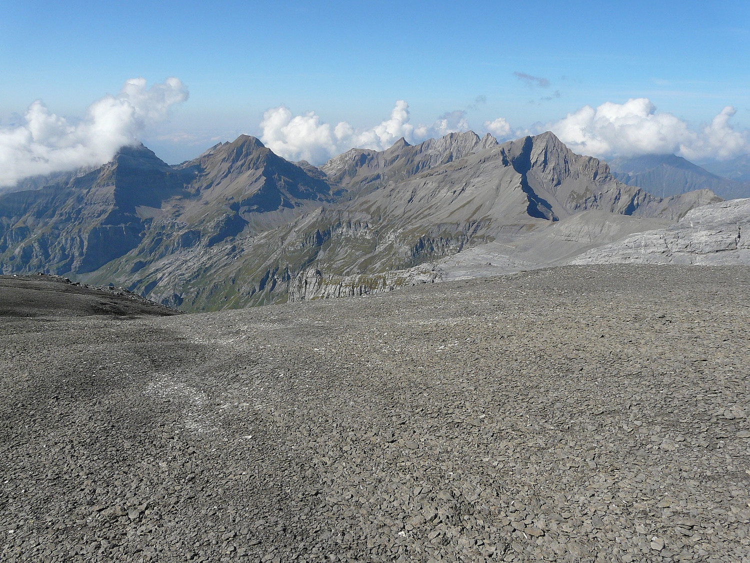 Arrivée au col du Ruan vue sur la dente de Barme; les Dents Blanches, pointe Rousse des Chambres, les Avoudrues...