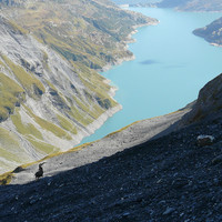 La route et le sentier le long du lac d'Emosson (et un intrus devant)