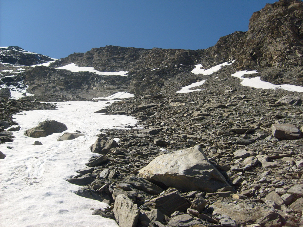 A gauche mes traces de descente, à droite une sente pour aller au dernier nevé puis le couloir à droite