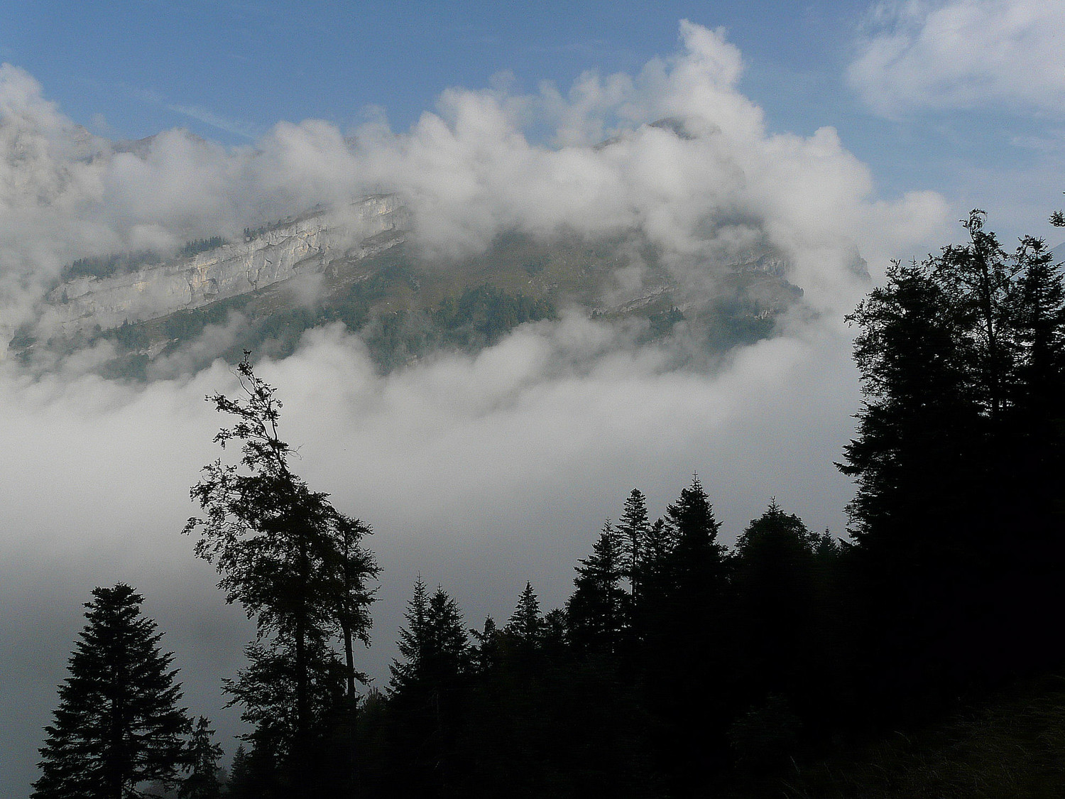 Pointe de Sans Bet sortant des nuages