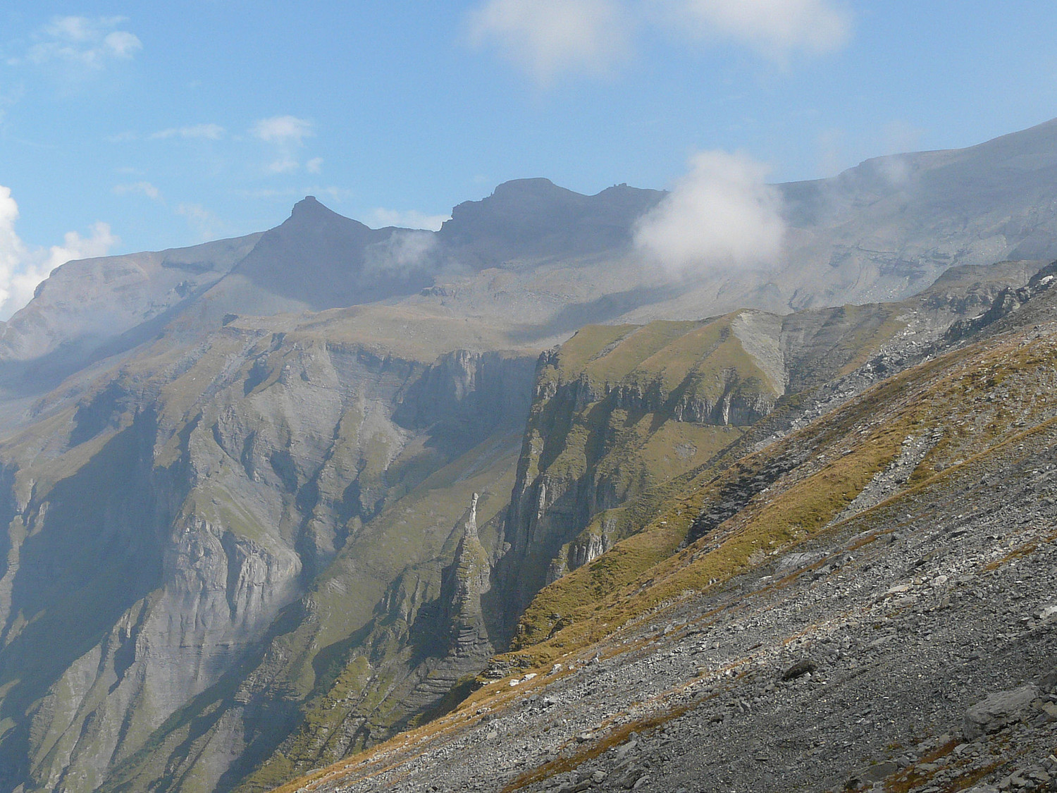Au premier plan la Tête Noire et sa petite aiguille, deuxième plan la pointe des Cavales et la Tête de Grenairon