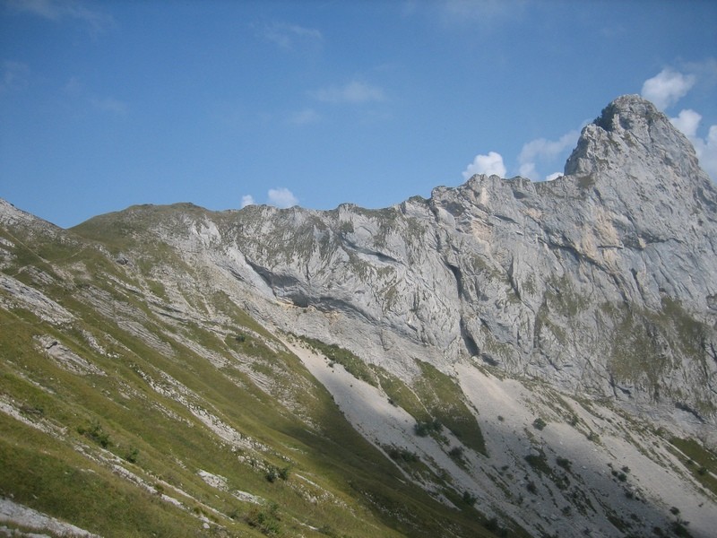 L'aiguille et col des Vorets (à gauche)
