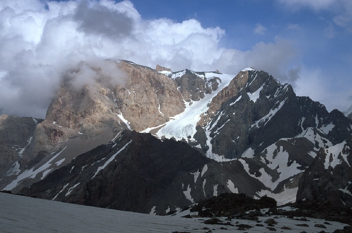 Zamok versant W (la VN remonte le glacier de g. à d., le sommet est le plat à gauche)