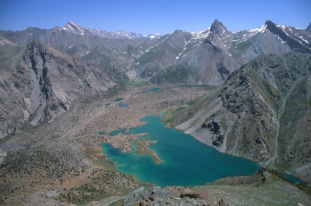 Les lacs de Kulikalon et le pic Alaudin (pointe tiers droit)