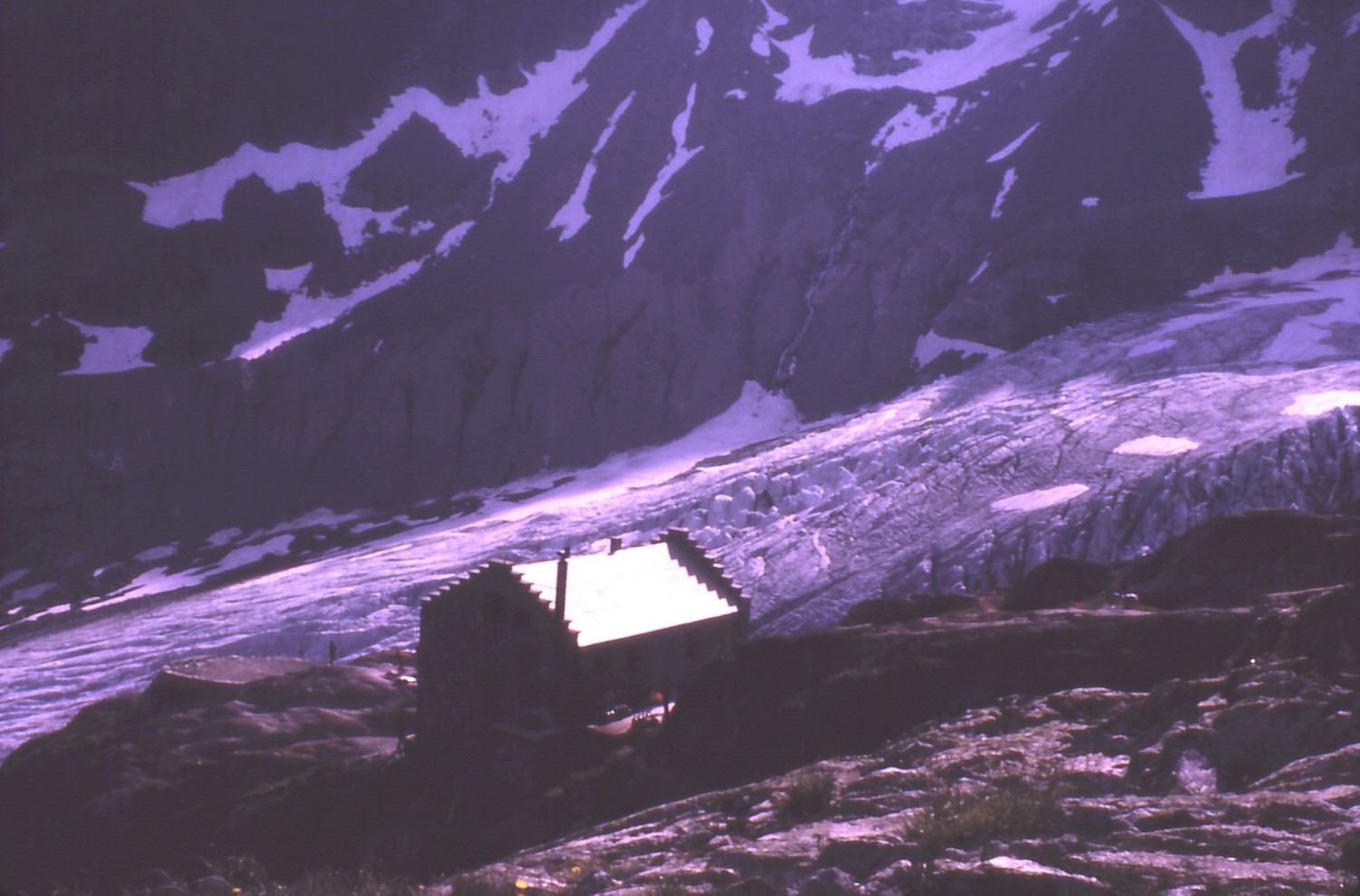 le glacier blanc et son refuge, vers le 25 juillet 1970