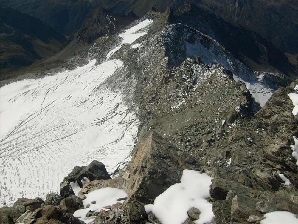 Depuis l'antécime l'arrête Sud et le télésiège à droite