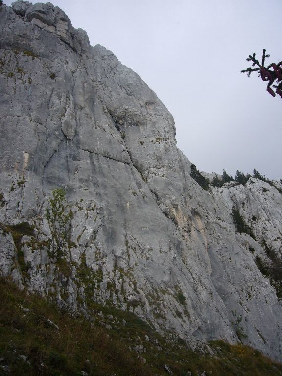 la voie suit la fissure de droite et contourne le surplomb par la gauche