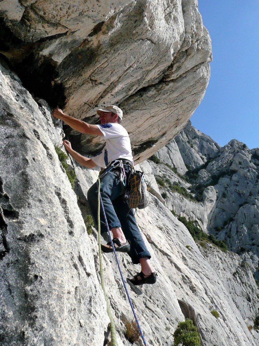 Vincent dans la traversée sous le toit au Grand Parcours à la Sainte Victoire