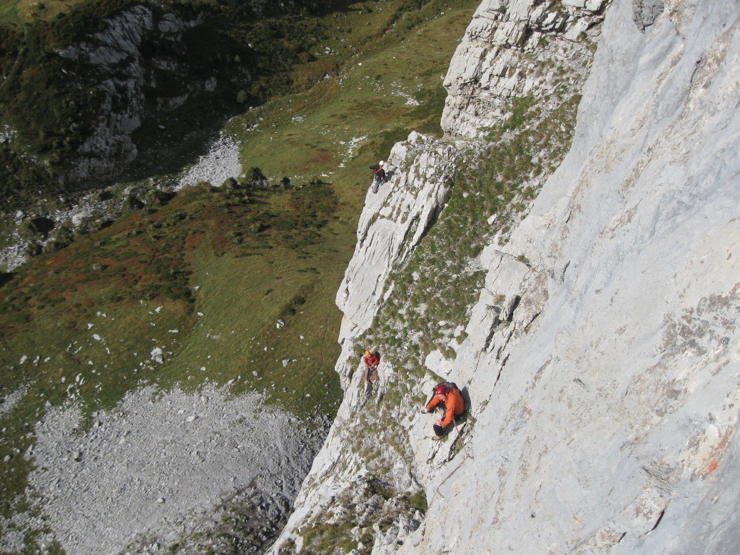 Une cordée dans Oiseau de feu, vu du relais du 1er 6C+