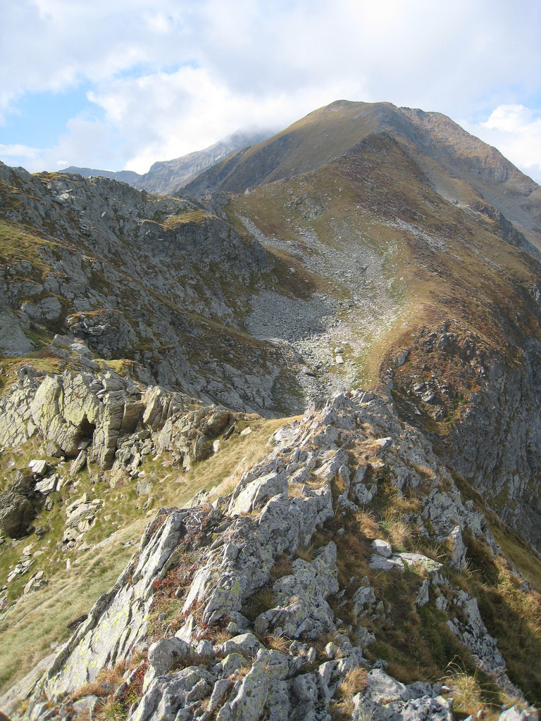 depuis le Pas de la Banque de Lauret, vue vers le Pic des Rouges (2644m) et le Mont Rouch (dans le nuage)