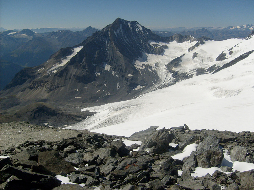 Vue de Chasseforet ça a de la gueule, et on apercoit bien le col à droite du sommet