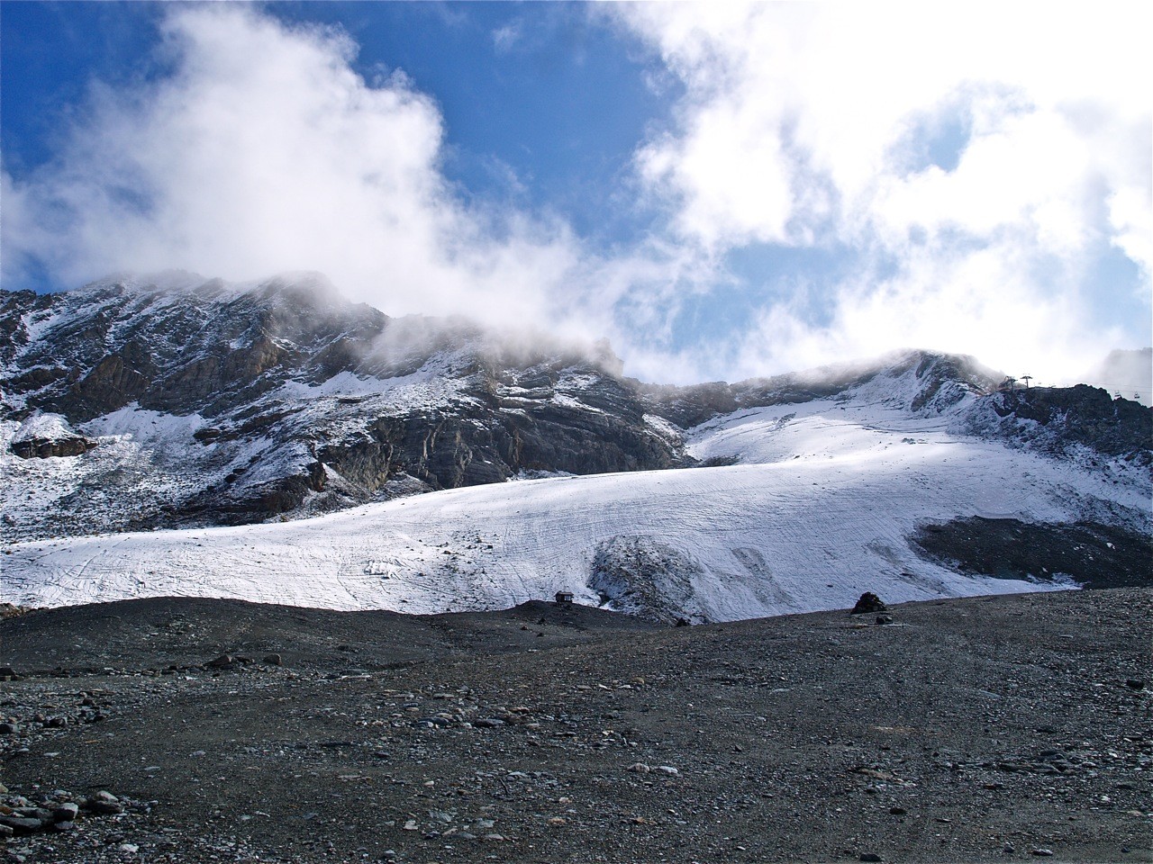 Au pied du glacier de la chiaupe avec le col du même nom juste en face