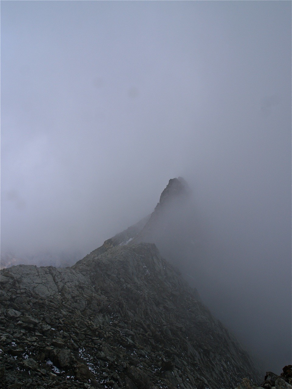 Au niveau de la jonction avec l'arête sud, le sommet est dans notre dos