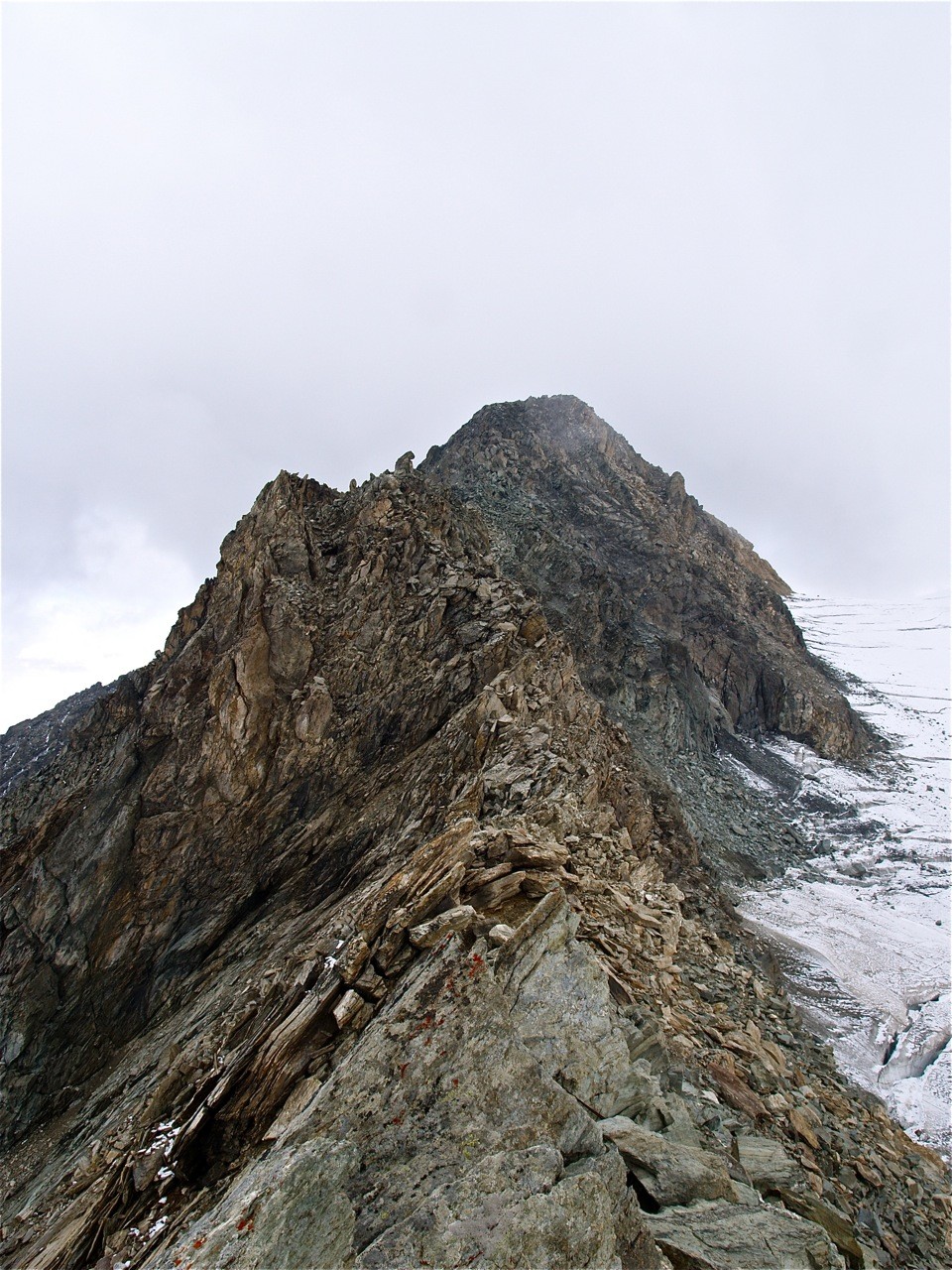 Au départ de l'arête sud, le sommet droit devant