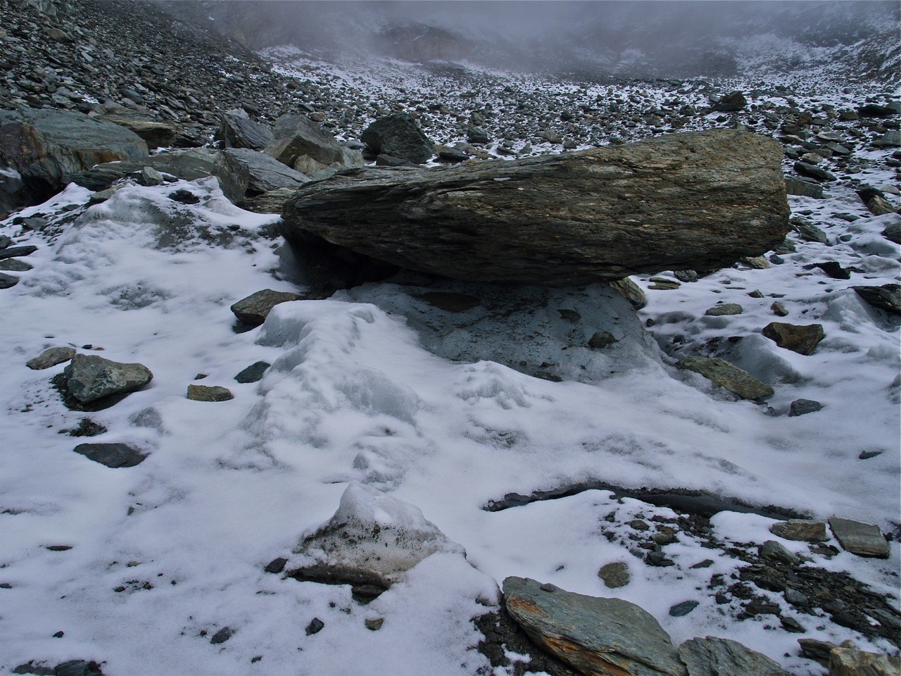 Le glacier de la Chiaupe qui disparaît sous les rochers