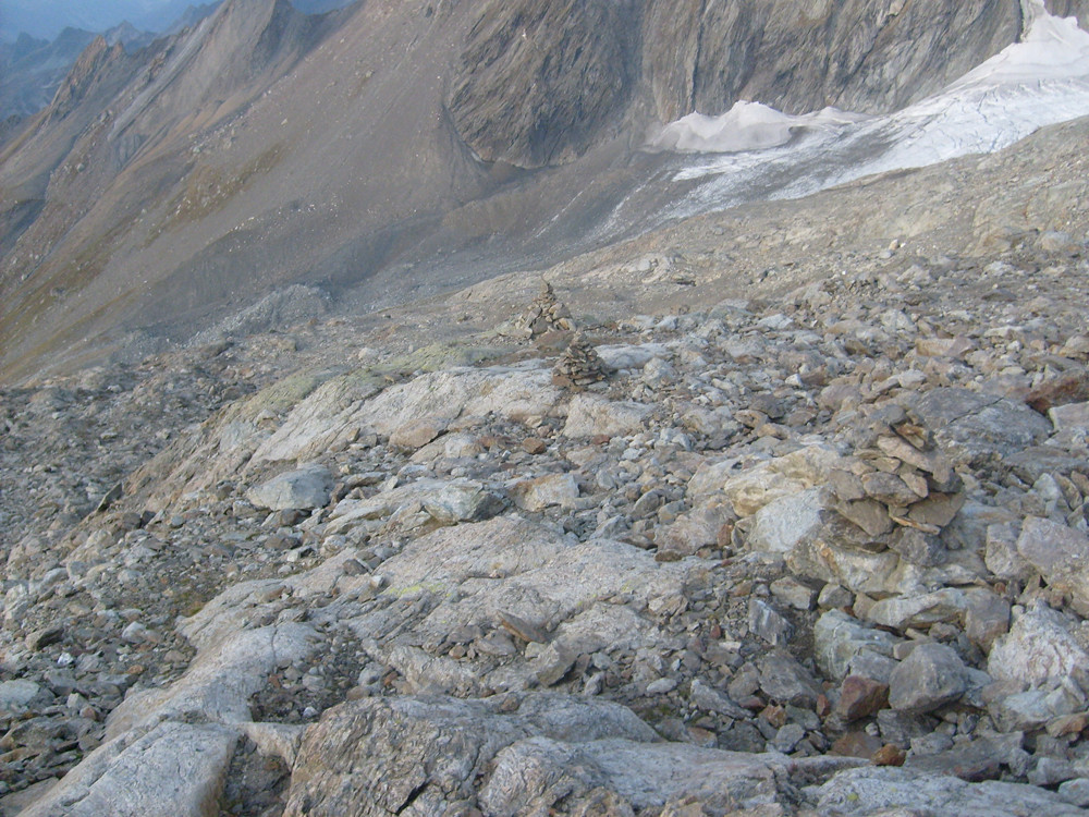 100m après le refuge pour aller à la brèche de l'arête des Lanchettes prendre à droite aux 2 cairns
