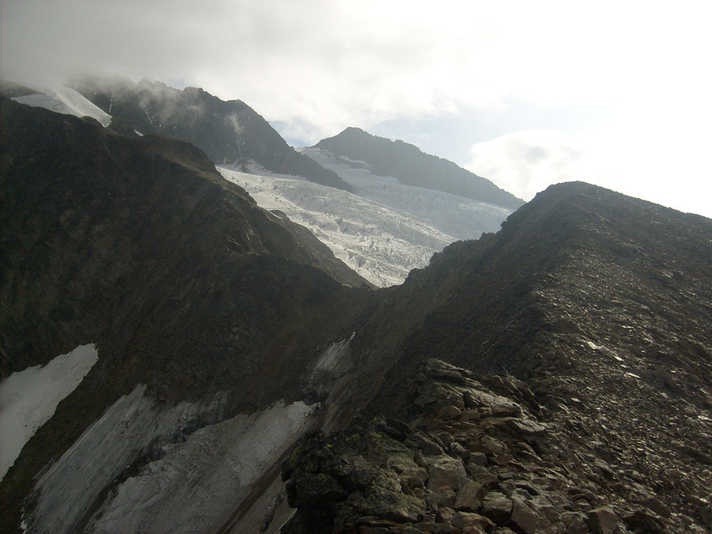 Ici l'arête est très large, on voit aussi le col des glaciers et au-dessus la Pt. Aig. des Glaciers