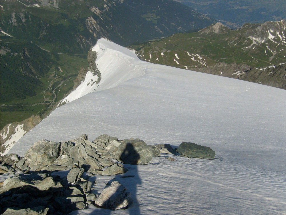 A gauche de l'épaule le parking 2000m plus bas