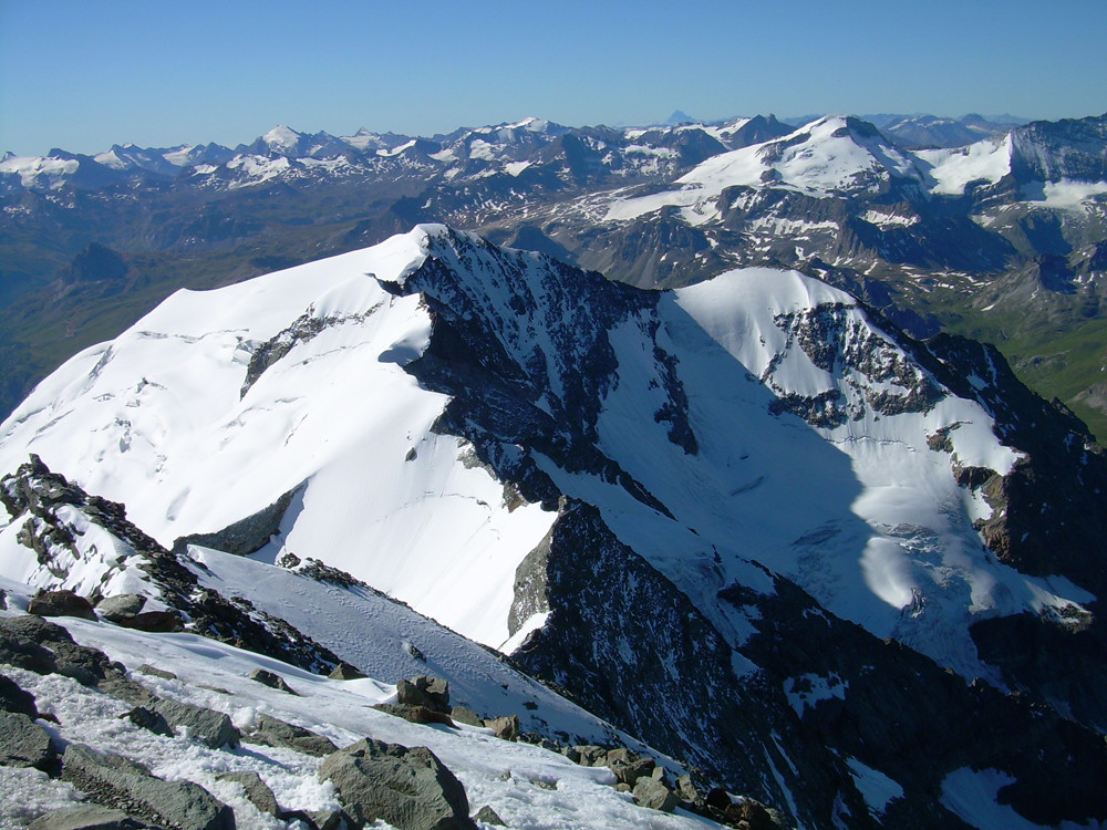 Le Dôme de la Sache, des Platières, derrière la Grande Motte et tout au fond le mt Viso