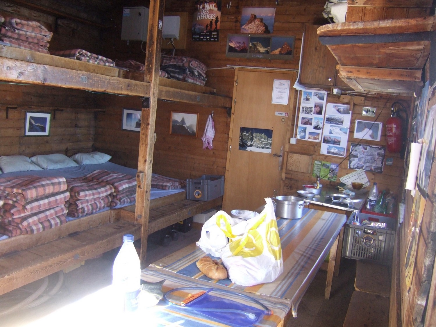 Intérieur de refuge ! pas beaucoup de changement depuis des années mais très sympa et décoré en plus !