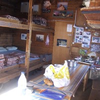 Intérieur de l'ancien refuge, pas beaucoup de changement depuis des années mais très sympa et décoré en plus !