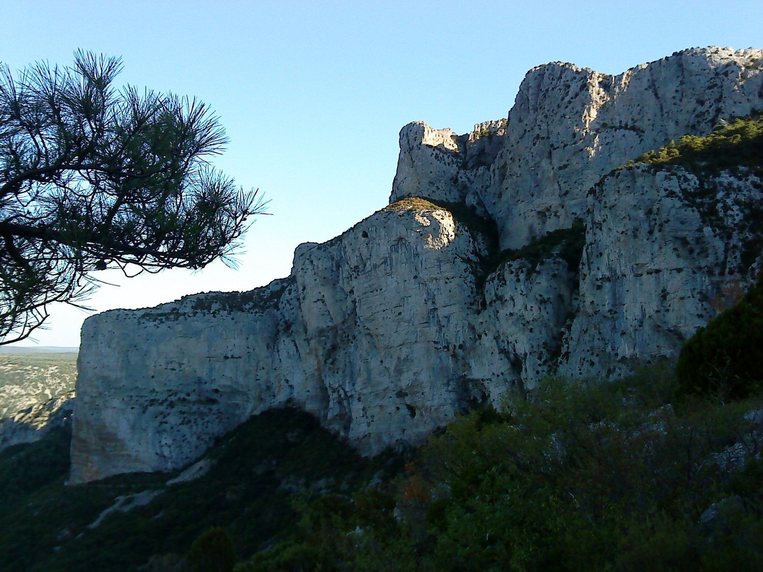 Le Roc de la Bissone (Saint Guilhém le Désert) vu du NW