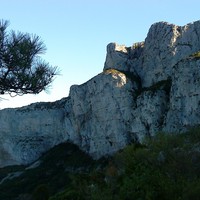 Le Roc de la Bissone (Saint Guilhém le Désert) vu du NW