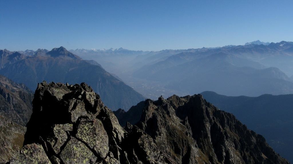 La vallée du Rhône avec l'Oberland tout au fond