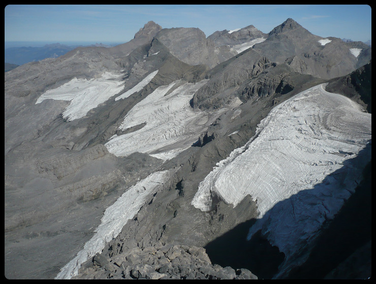 Du sommet, le glacier du Prazon (désormais en deux parties bien distinctes) et celui du Ruan: quelle fonte!