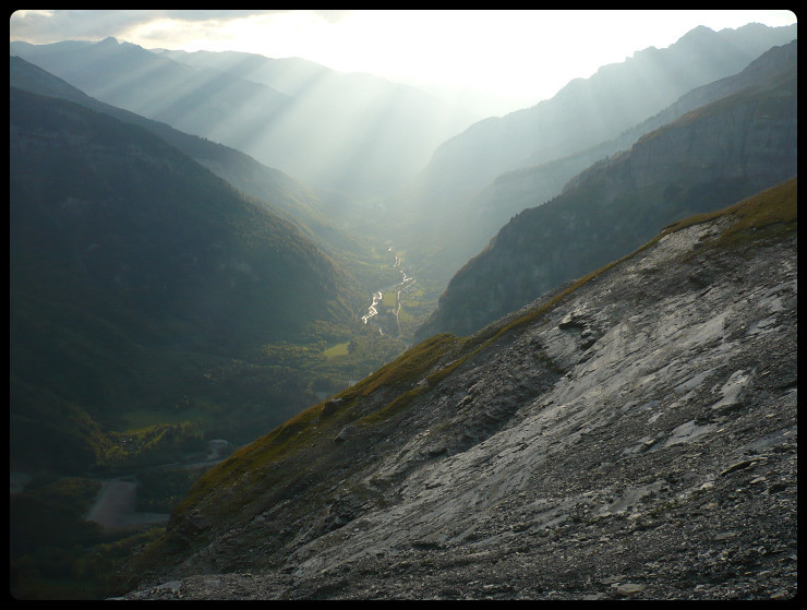 Retour par le vallon de Tenneverge, au-dessus des pentes ravinées qui donnet sur le Fer-à-Cheval et la vallée du Giffre