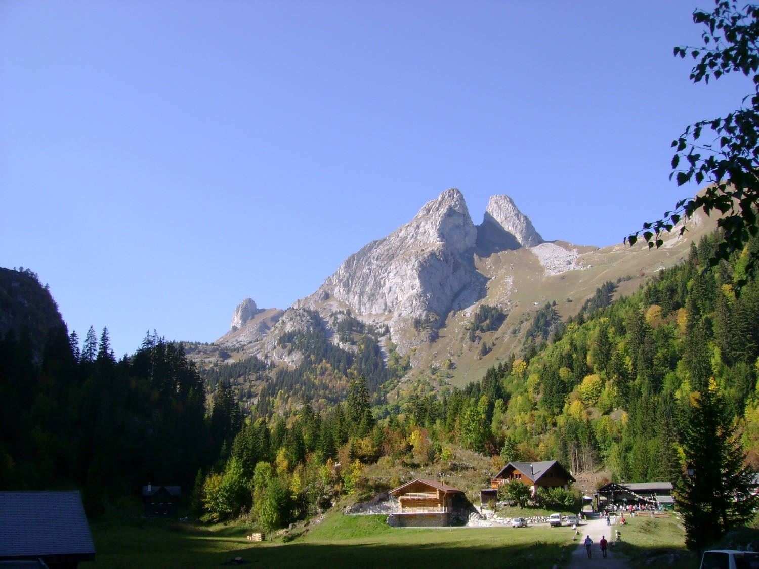 Le Mont Gardy (à gauche) et la Grande et Petite Jumelle depuis Taney