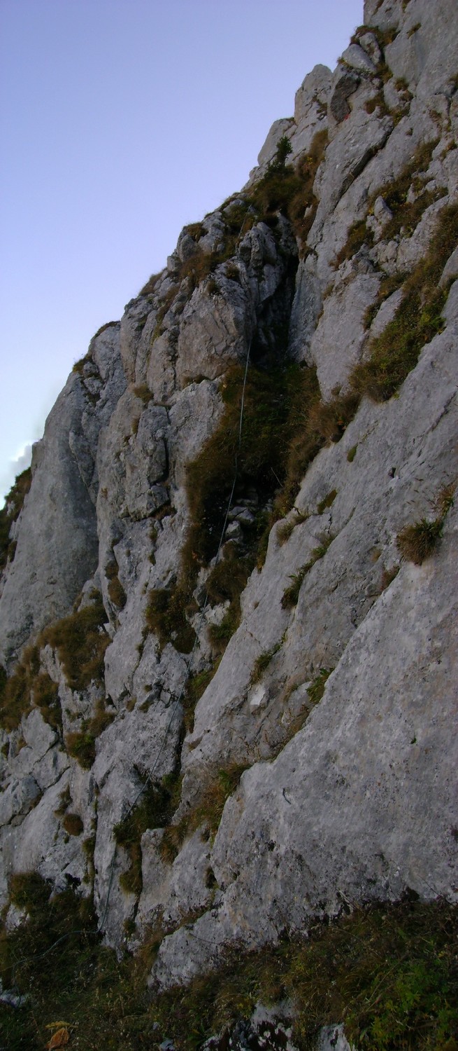 La cheminée d'accès au Mont Gardy avec la corde fixe