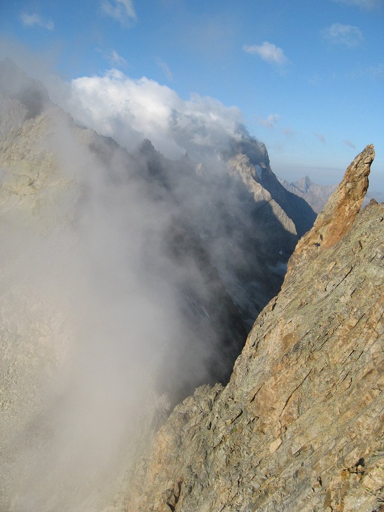 Tête S du Replat : Au milieu de la montée, belle ambiance avec le brouillard qui atrde à se dissiper
