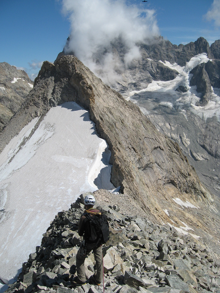 Tête S du Replat : à la descente, sur la voir normale en rochers brisés... Au fond, la Meije qui se cache