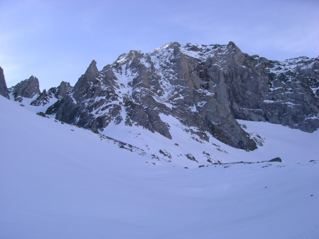 La face N de l'Arbizon: couloir N à gauche, et face N à droite