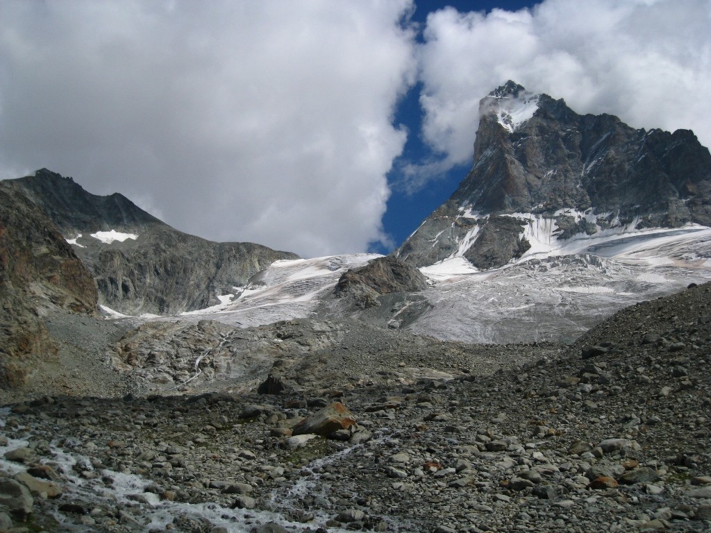 Vers le Bivouac du Col Dt Blanche, le glacier et sa côte rocheuse centrale