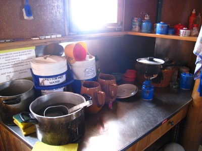 Bivouac du Col Dt blanche, coin cuisine bien équipé ! Bivouac du Col Dt blanche, coin cuisine bien équipé !