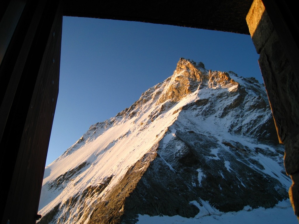 Du Bivouac, une vue imprenable et magique sur l'arête N de la Dent Blanche!