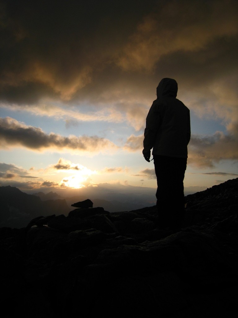 Fin d'une journée d'attente au bivouac. Au delà des nuages, une lueur d'espoir...