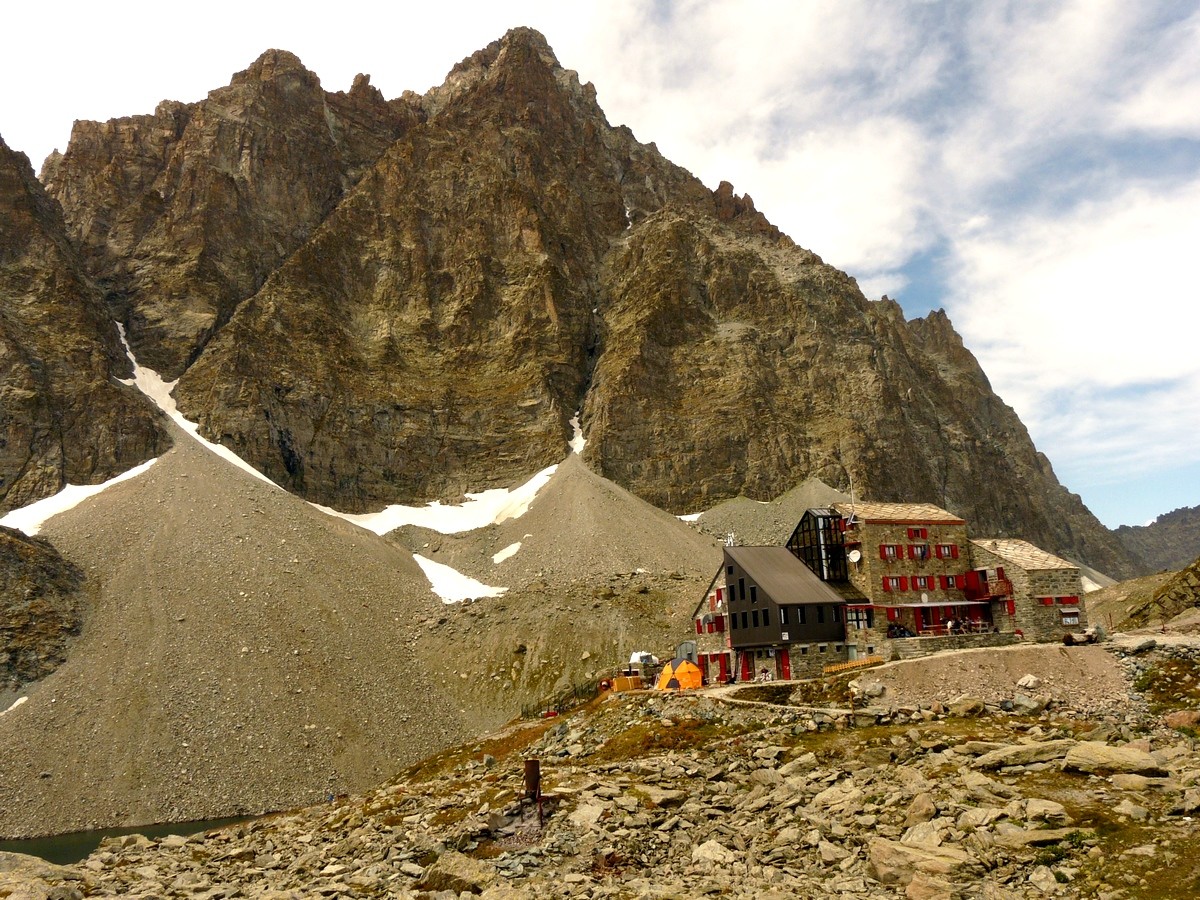 Le refuge Quintino Sella au pied du Viso