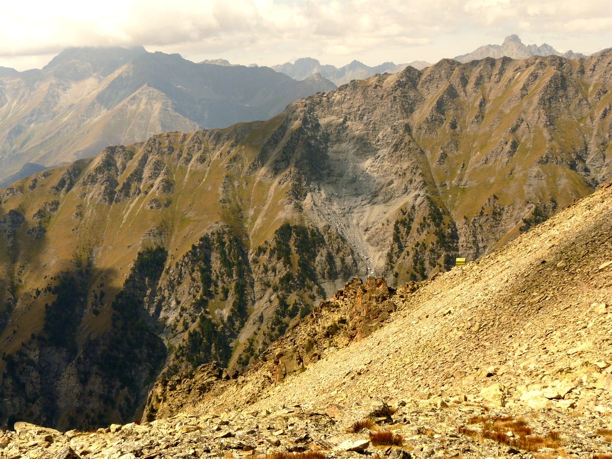 Le bivouac Berardo perché sur sa crête