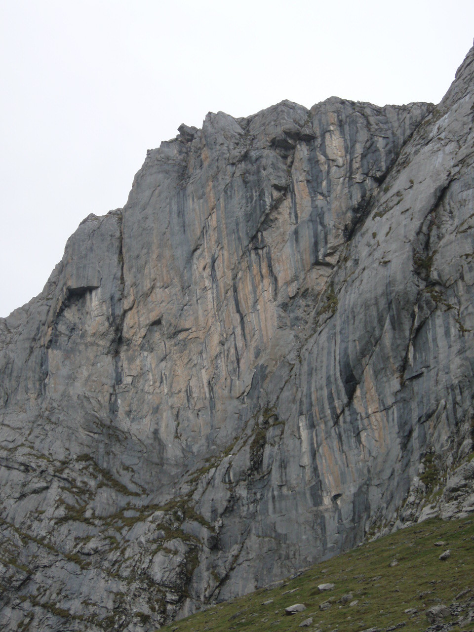 La voie suit la fissure qui arrive au "col" en haut à droite
