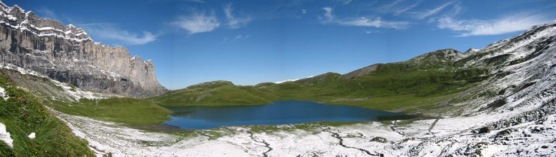 Lac d'Anterne saupoudré de neige (pano)