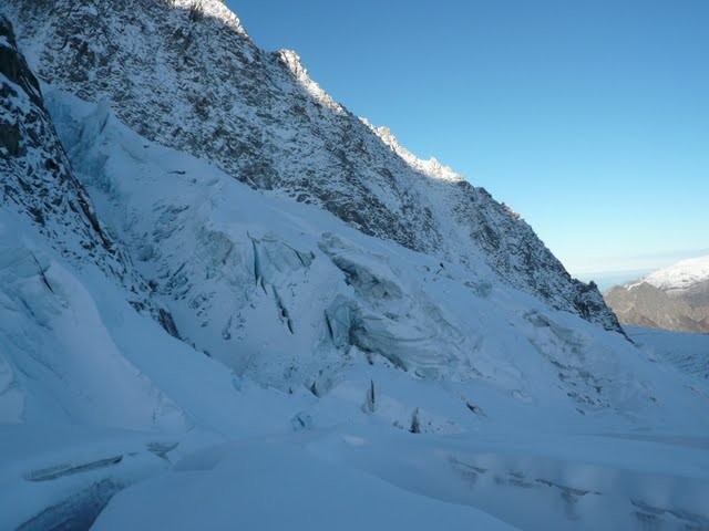 Pente à crevassée à droite du rognon rocheux et de la voie normale